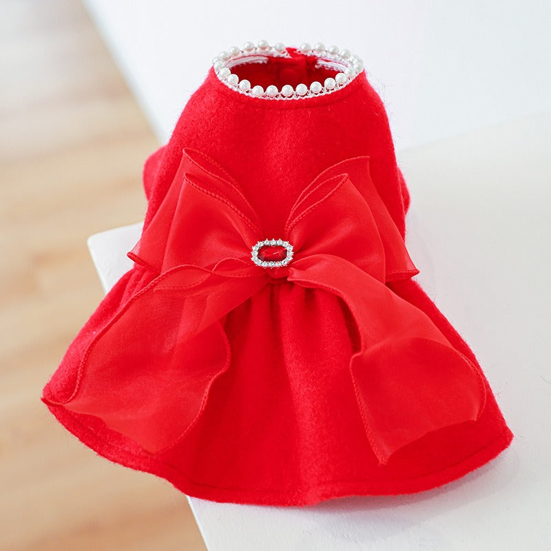 Vestido elegante con cuello de perlas