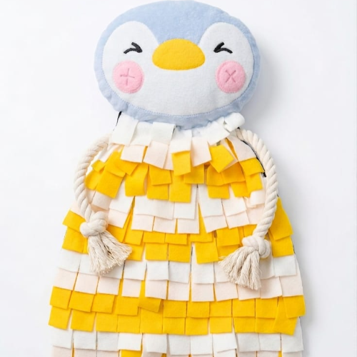 pingüino con sonido de bolsa y flecos