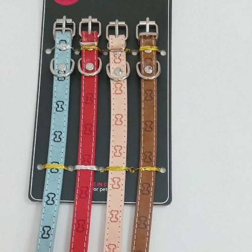 Collar de piel con grabado de huellitas