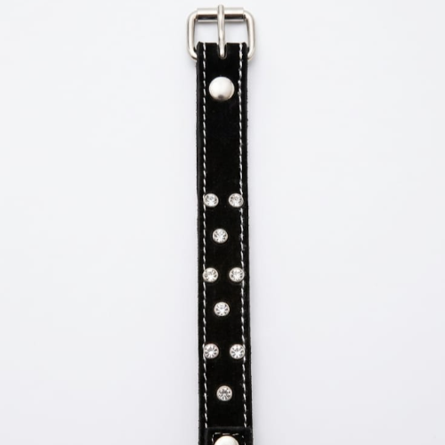 Collar de piel con pedrería grande