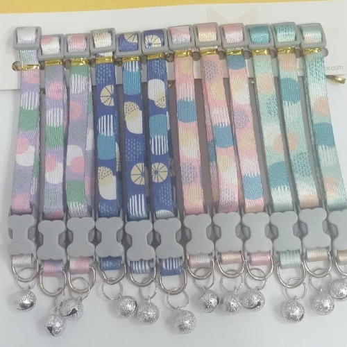 Collar estampado y con broche de hueso