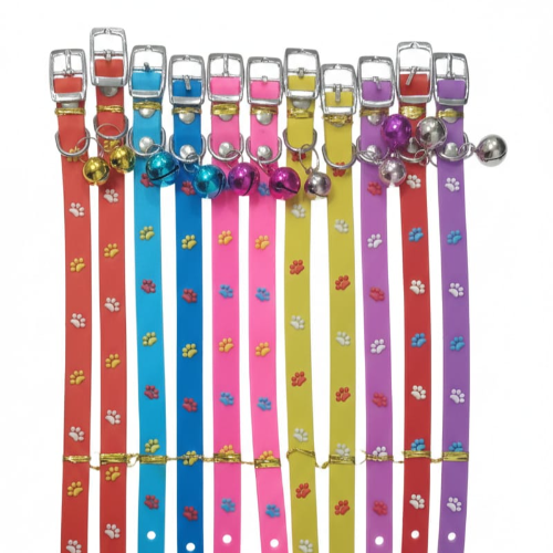 Collar de hule con huellitas y hebilla