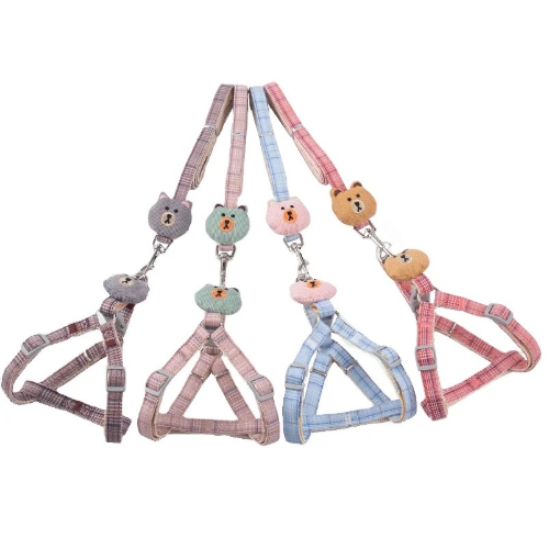 Arnés estampado de cuadros con osito de peluche